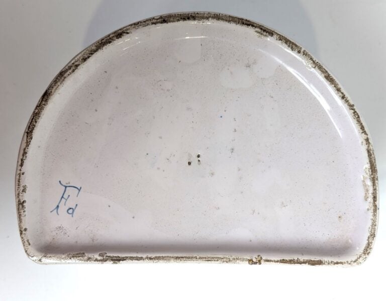 Bouquetière en faïence de Rouen à décor en bleu d'un blason sous couronne comta…