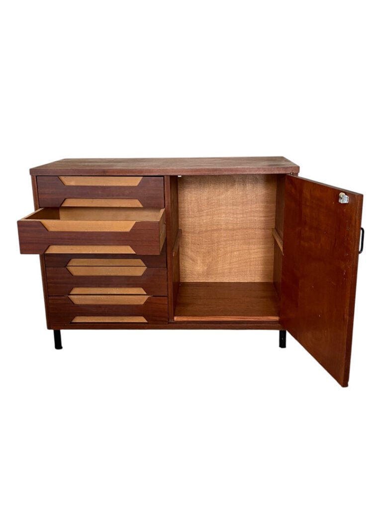 Buffet bas en bois de placage ouvrant par cinq tiroirs et une porte en façade -…