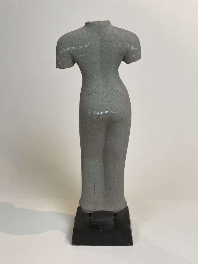 CAMBODGE - Buste acéphale en pierre sculptée. - Style Khmer - Montée sur socle…