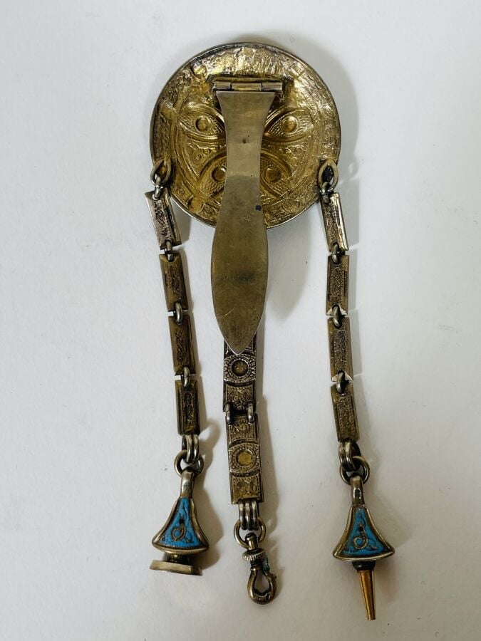 Châtelaine en argent émaillé serti de pierres de couleur. - Poids brut : 48 g -…