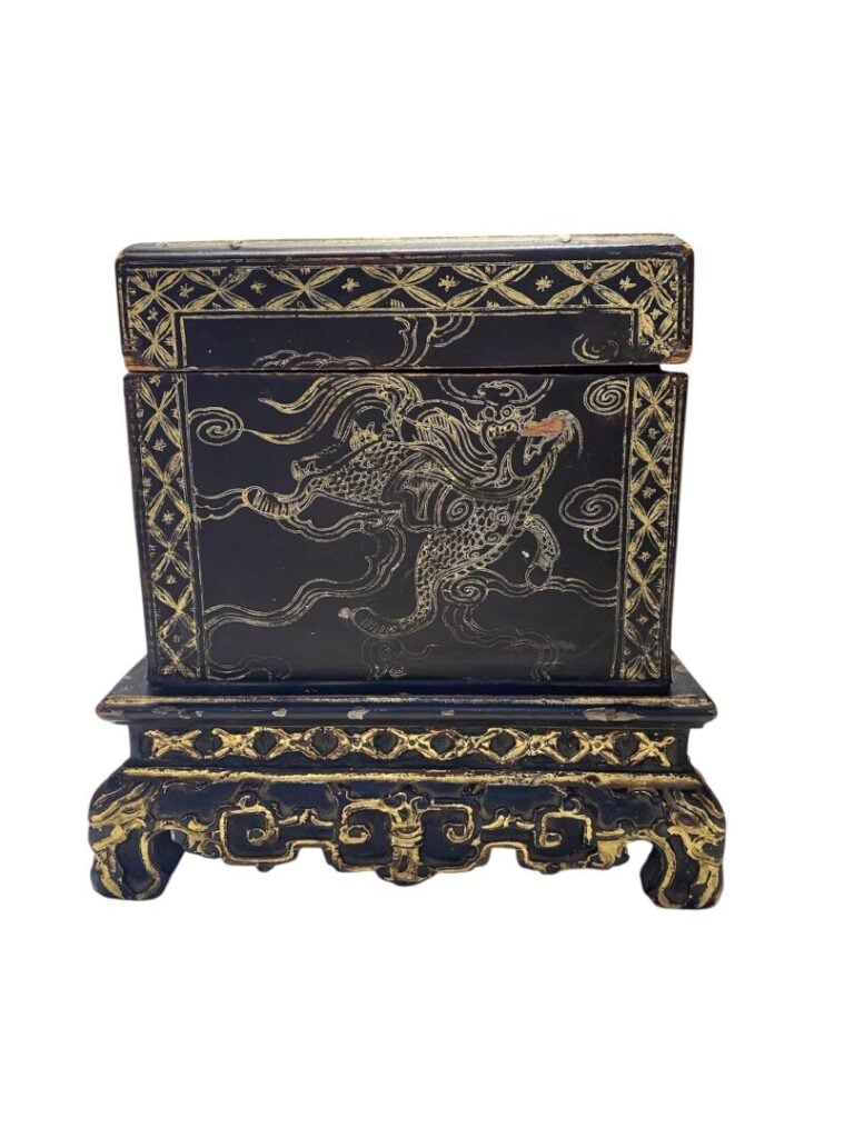 CHINE Canton, fin époque Quing, vers 1880 - Petit coffre quadrangulaire reposan…