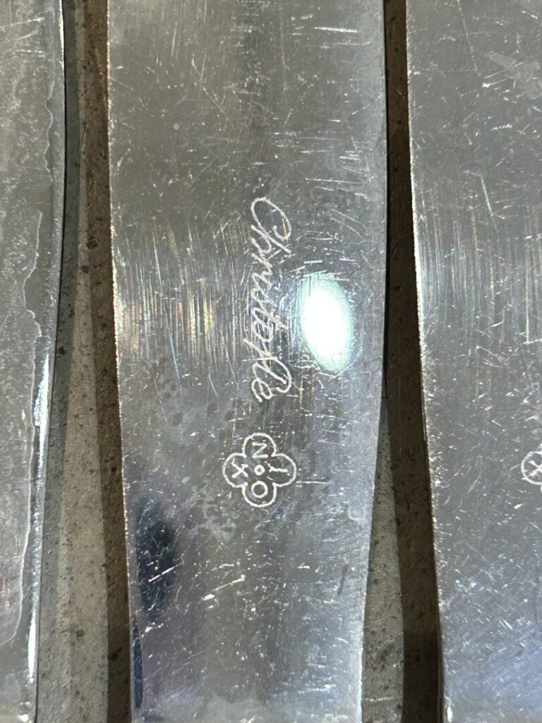CHRISTOFLE - Ménagère en métal argenté modèle perlé comprenant : - -1 grande et…