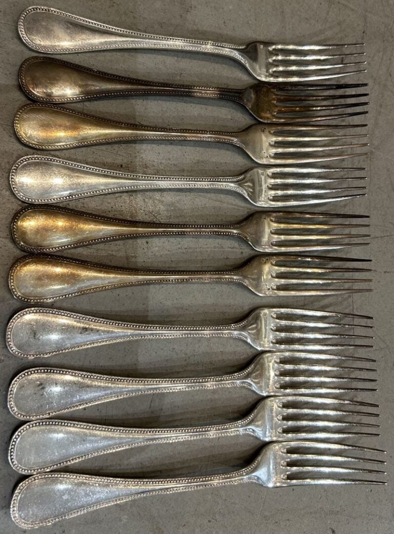 CHRISTOFLE - Ménagère en métal argenté modèle perlé comprenant : - -1 grande et…