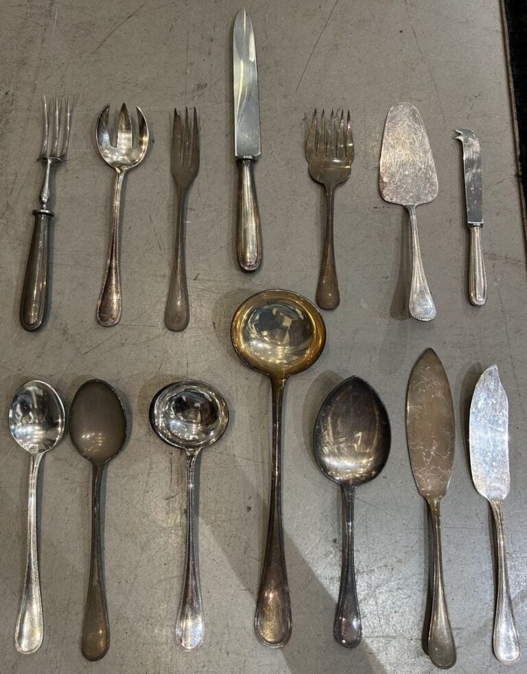 CHRISTOFLE - Ménagère en métal argenté modèle perlé comprenant : - -1 grande et…