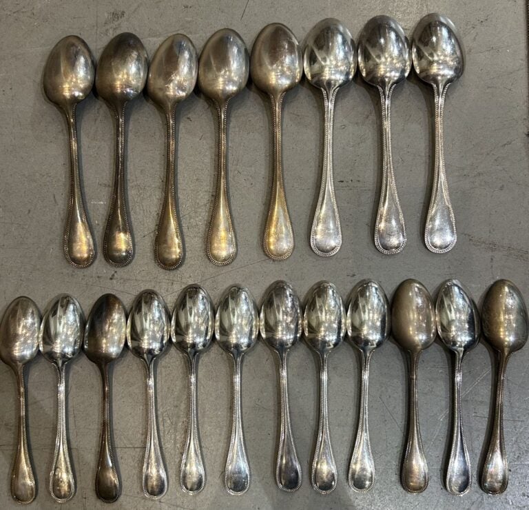 CHRISTOFLE - Ménagère en métal argenté modèle perlé comprenant : - -1 grande et…