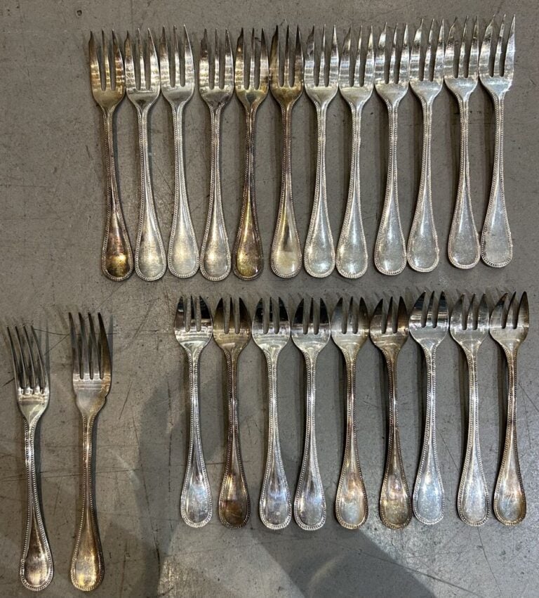 CHRISTOFLE - Ménagère en métal argenté modèle perlé comprenant : - -1 grande et…