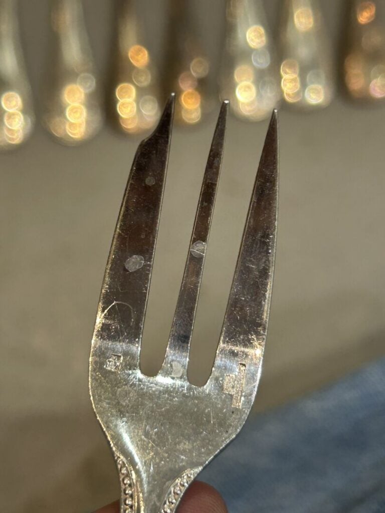 CHRISTOFLE - Ménagère en métal argenté modèle perlé comprenant : - -1 grande et…