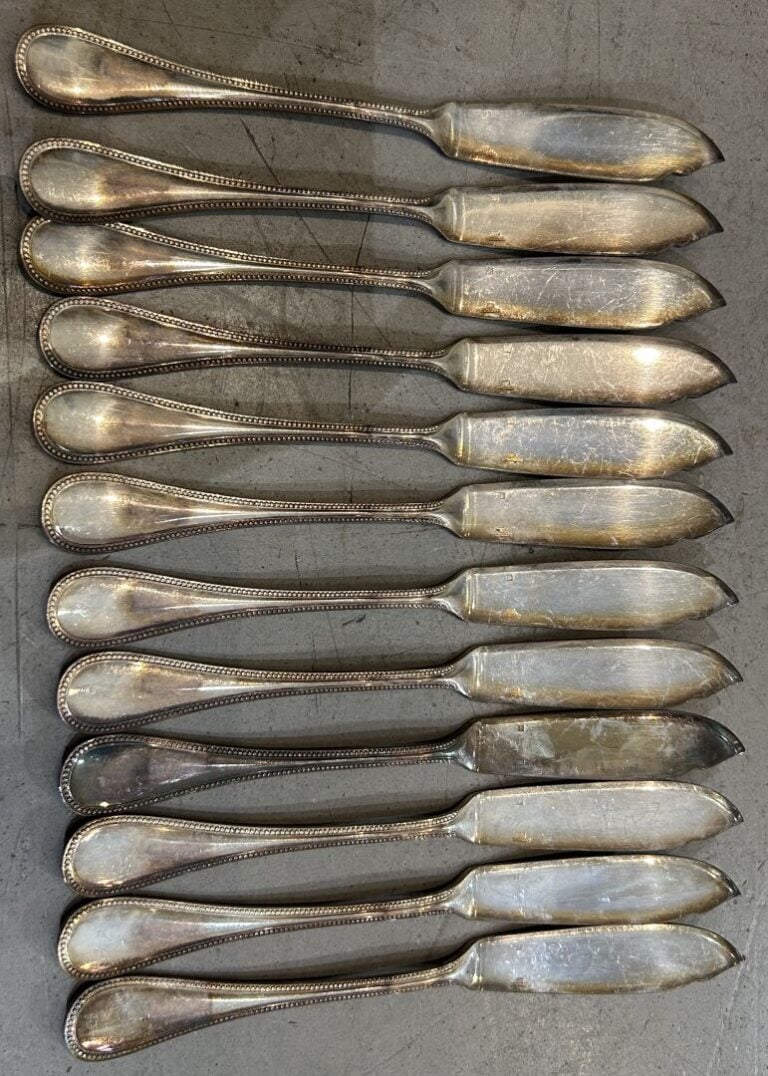 CHRISTOFLE - Ménagère en métal argenté modèle perlé comprenant : - -1 grande et…