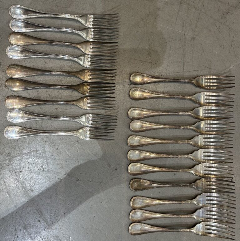 CHRISTOFLE - Ménagère en métal argenté modèle perlé comprenant : - -1 grande et…