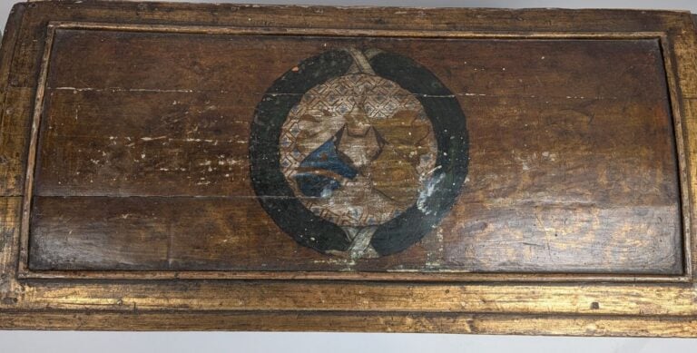 Coffre en bois peint "Saint Georges et le dragon", et à décor peint d'un phénix…