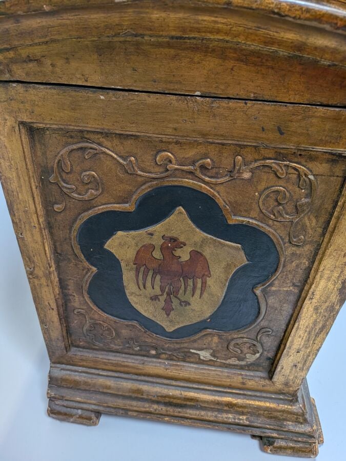 Coffre en bois peint "Saint Georges et le dragon", et à décor peint d'un phénix…