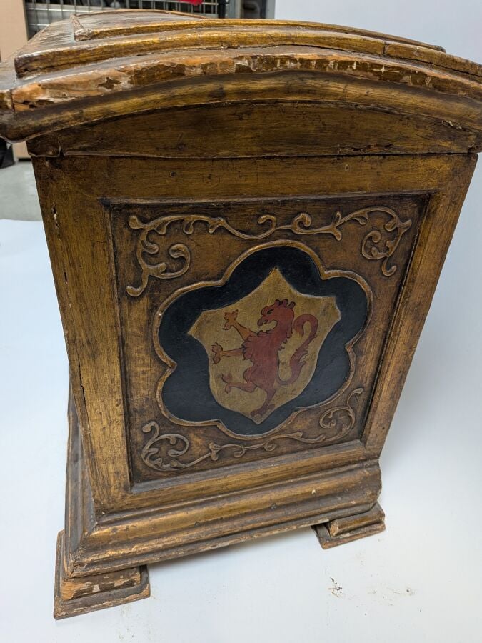 Coffre en bois peint "Saint Georges et le dragon", et à décor peint d'un phénix…