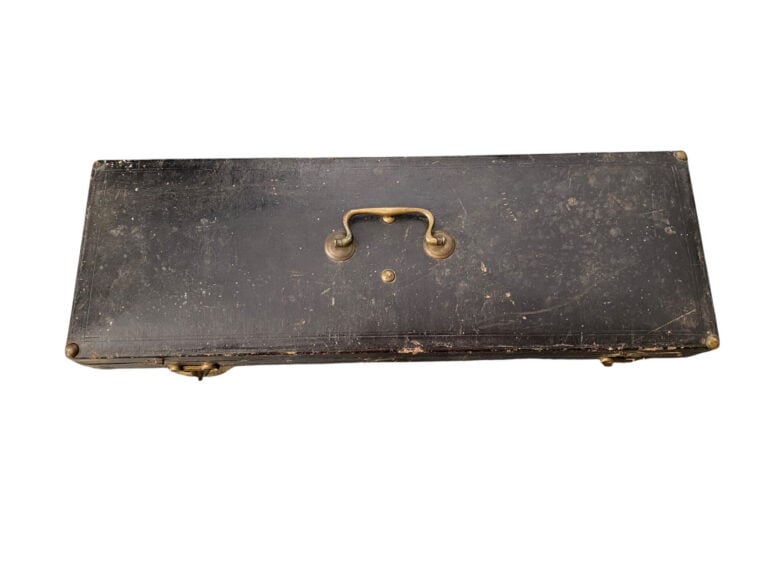 Coffret de pistolets gainé de drap vert (usures, manque dans le couvercle), il…