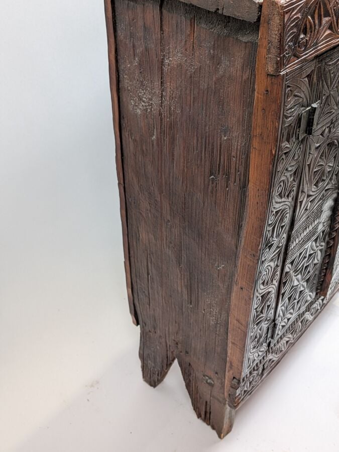 Confiturier en bois brut ; la façade sculptée de rinceaux stylisés - 82 x 60 x…