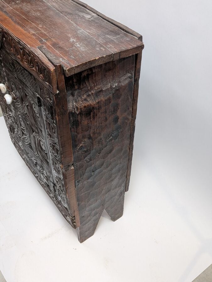 Confiturier en bois brut ; la façade sculptée de rinceaux stylisés - 82 x 60 x…