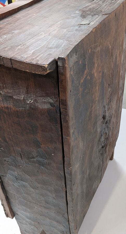 Confiturier en bois brut ; la façade sculptée de rinceaux stylisés - 82 x 60 x…