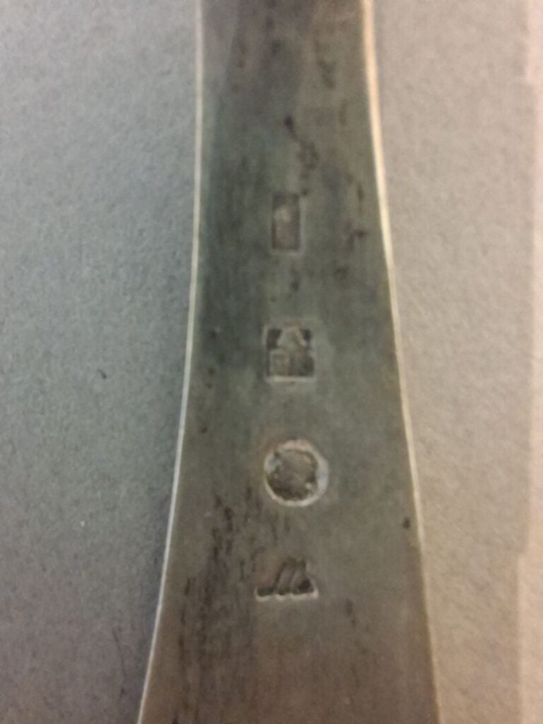 Cuillère saupoudreuse en argent (800) - L : 16 cm - Poids : 25,00g - (cassure e…