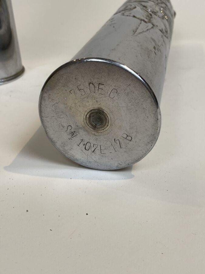 Deux douilles d'obus en métal repoussé à décor d'iris formant vases - Hauteur :…