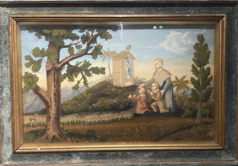 Ecole du XIXe - Scène de prière - Tissus brodé encadré - 55 x 87 cm