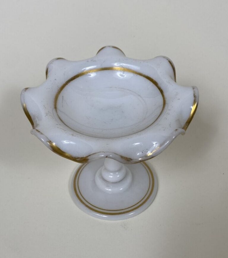 Ensemble comprenant : - 1/ Cache-pot en opaline blanche à décor étoilé doré (pa…