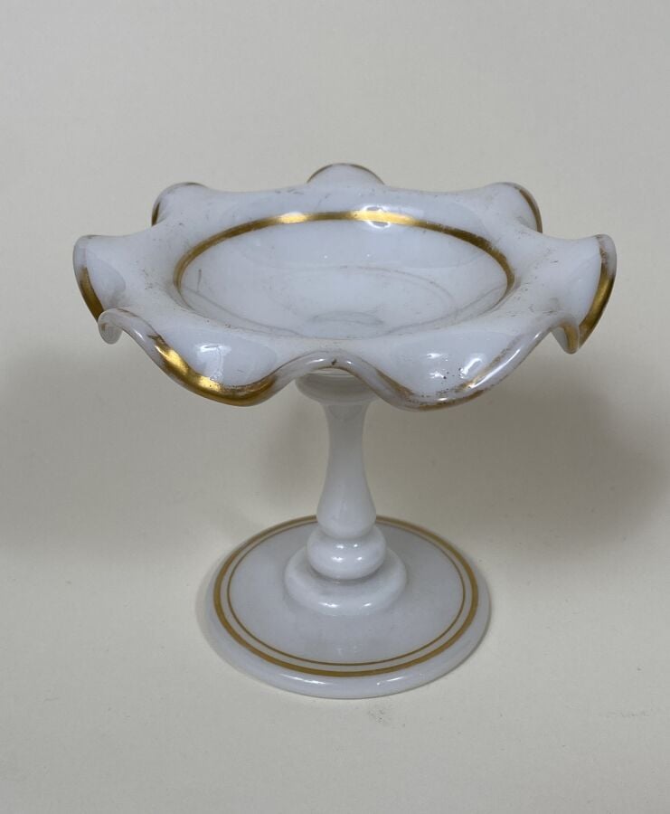 Ensemble comprenant : - 1/ Cache-pot en opaline blanche à décor étoilé doré (pa…