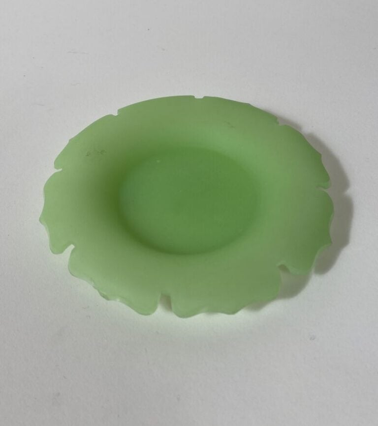 Ensemble comprenant : - 1/ Cache-pot en opaline blanche à décor étoilé doré (pa…