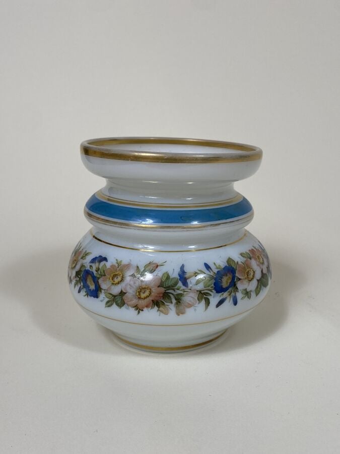 Ensemble comprenant : - 1/ Cache-pot en opaline blanche à décor étoilé doré (pa…