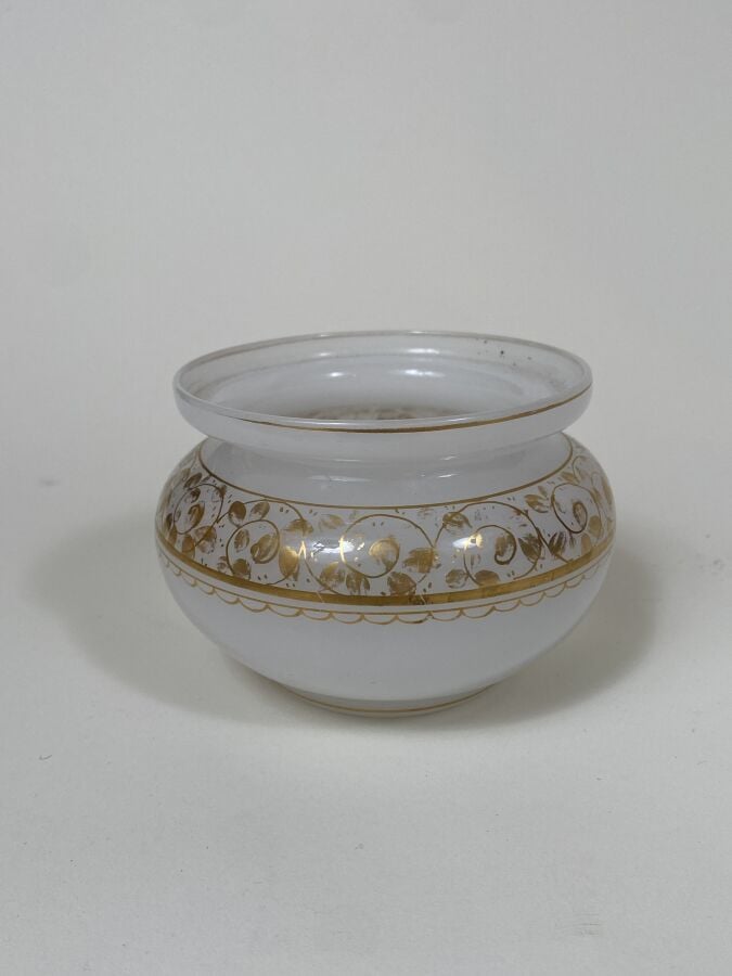 Ensemble comprenant : - 1/ Cache-pot en opaline blanche à décor étoilé doré (pa…