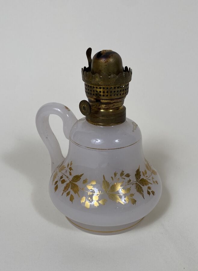 Ensemble comprenant : - 1/ Cache-pot en opaline blanche à décor étoilé doré (pa…