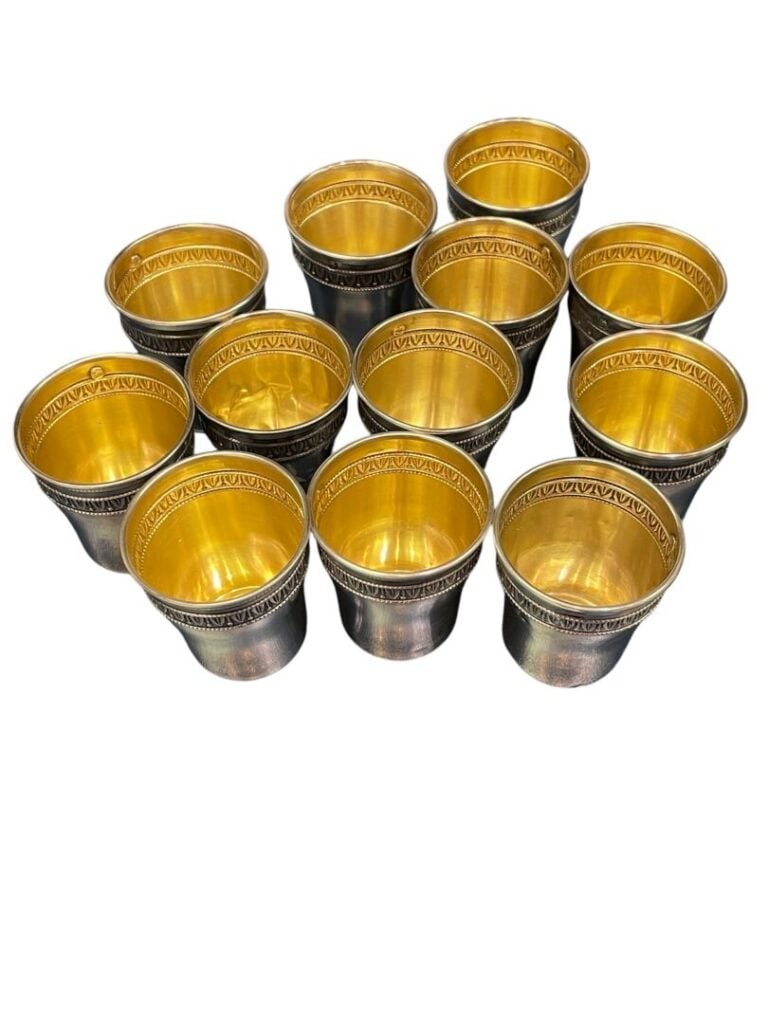 Ensemble de 12 gobelets à liqueur en argent (925) à décor de frise d'oves - Poi…