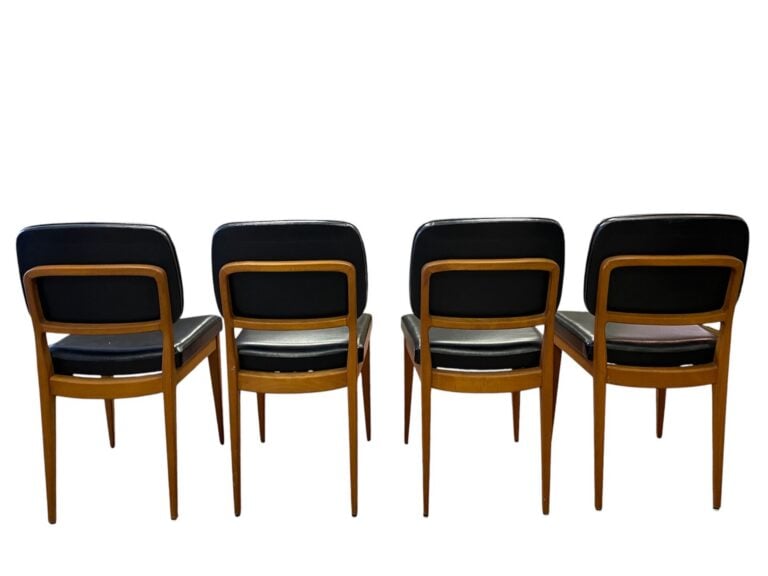 Ensemble de 4 chaises en teck reposant sur un piétement fuselé, dossier et assi…