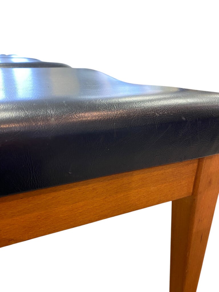 Ensemble de 4 chaises en teck reposant sur un piétement fuselé, dossier et assi…