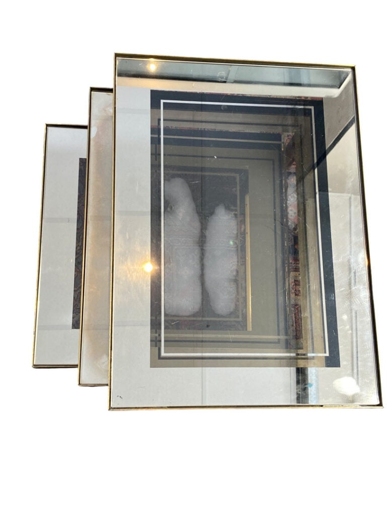 Ensemble de trois tables gigognes en métal doré et plateaux de verre fumé, repo…