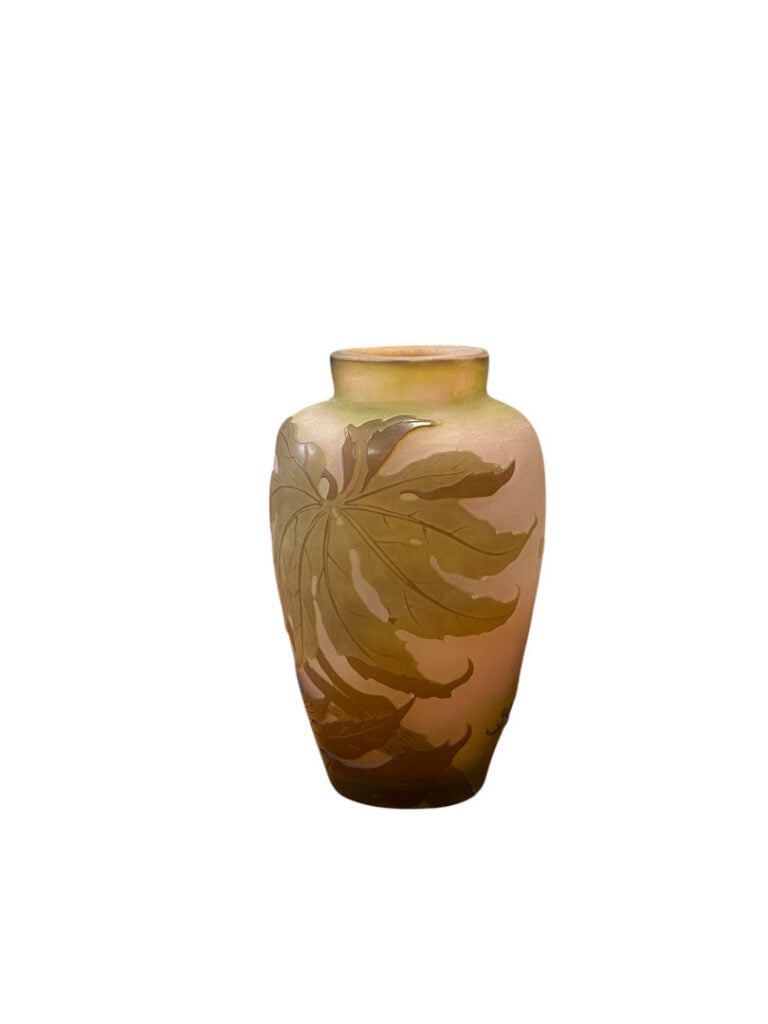 Etablissements GALLE - Vase balustre à col droit en verre multicouche gravé à d…