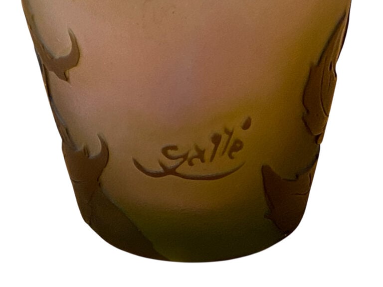 Etablissements GALLE - Vase balustre à col droit en verre multicouche gravé à d…
