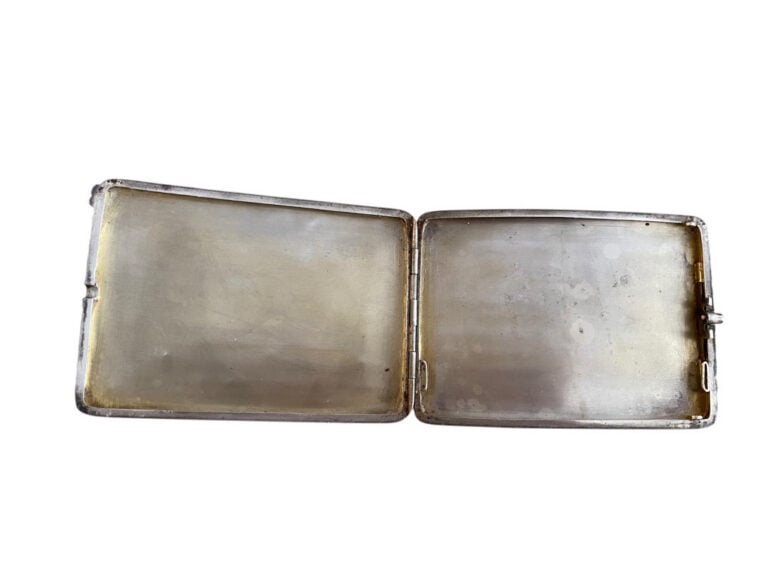 Etui à cigarettes en argent (800) à décor rainuré - Poids brut : 209.1 g