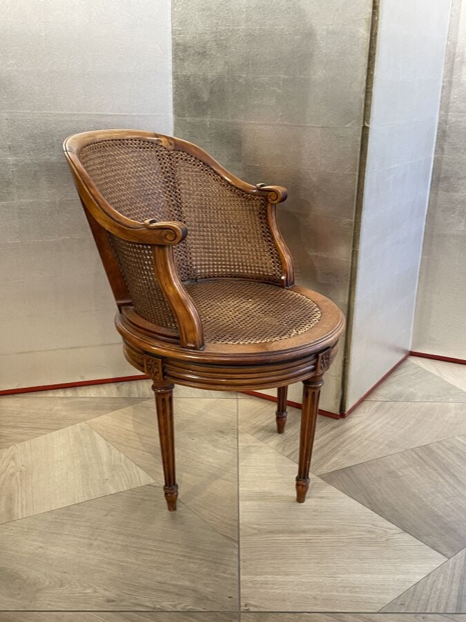 Fauteuil de bureau canné à dossier corbeille ; l'assise pivotante. - Style loui…