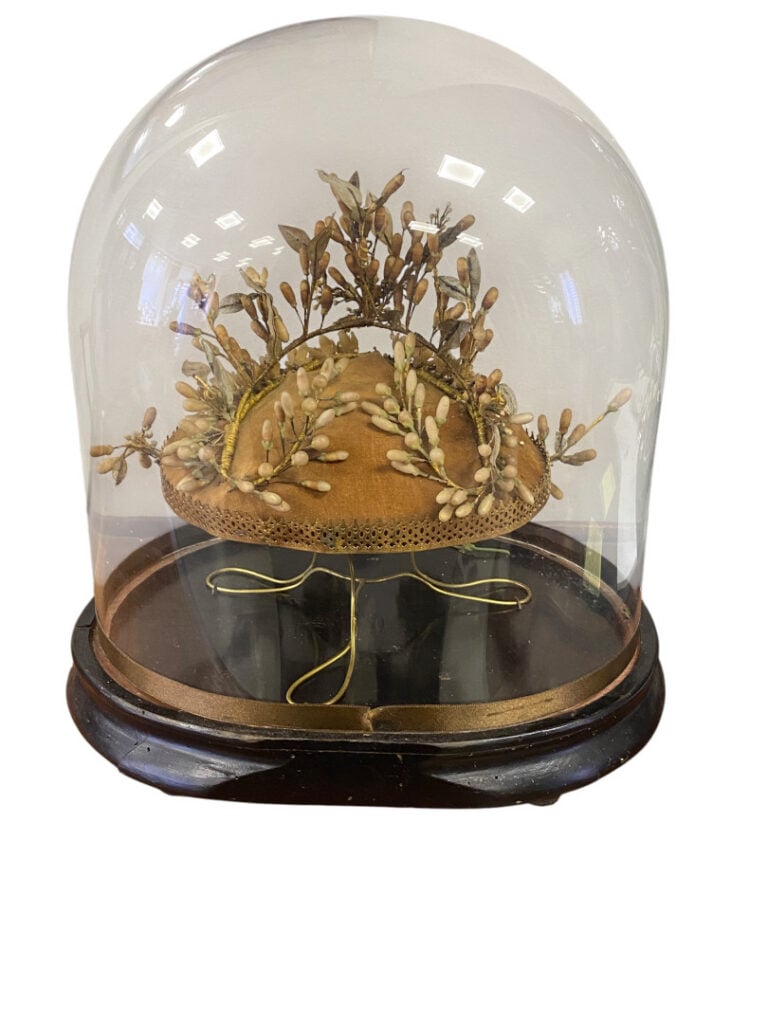 Globe à base ovale de type corbeille basse, avec son socle - Armature agrémenté…