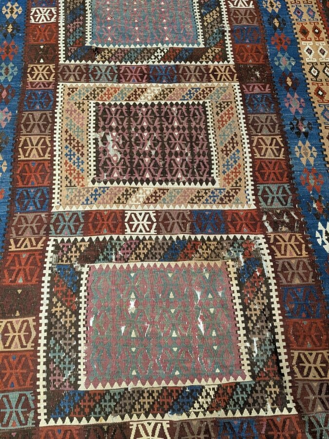 Grand tapis kilim à 5 médaillons rectangulaires centraux à motifs géométriques,…