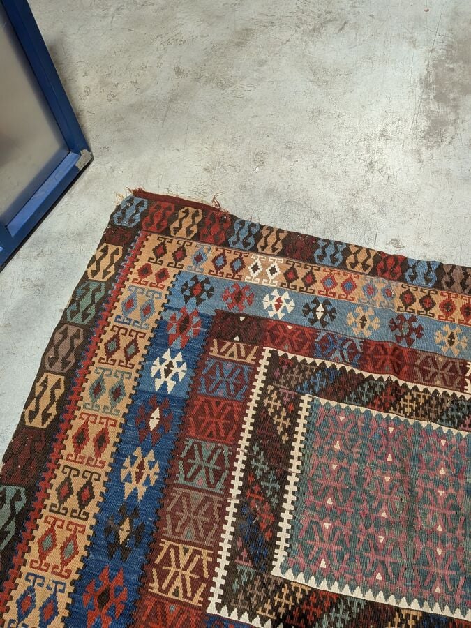 Grand tapis kilim à 5 médaillons rectangulaires centraux à motifs géométriques,…