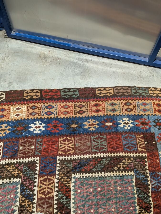 Grand tapis kilim à 5 médaillons rectangulaires centraux à motifs géométriques,…