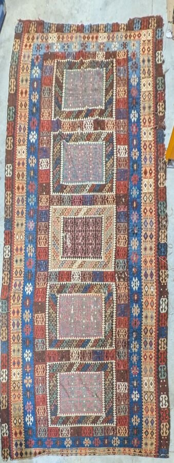 Grand tapis kilim à 5 médaillons rectangulaires centraux à motifs géométriques,…