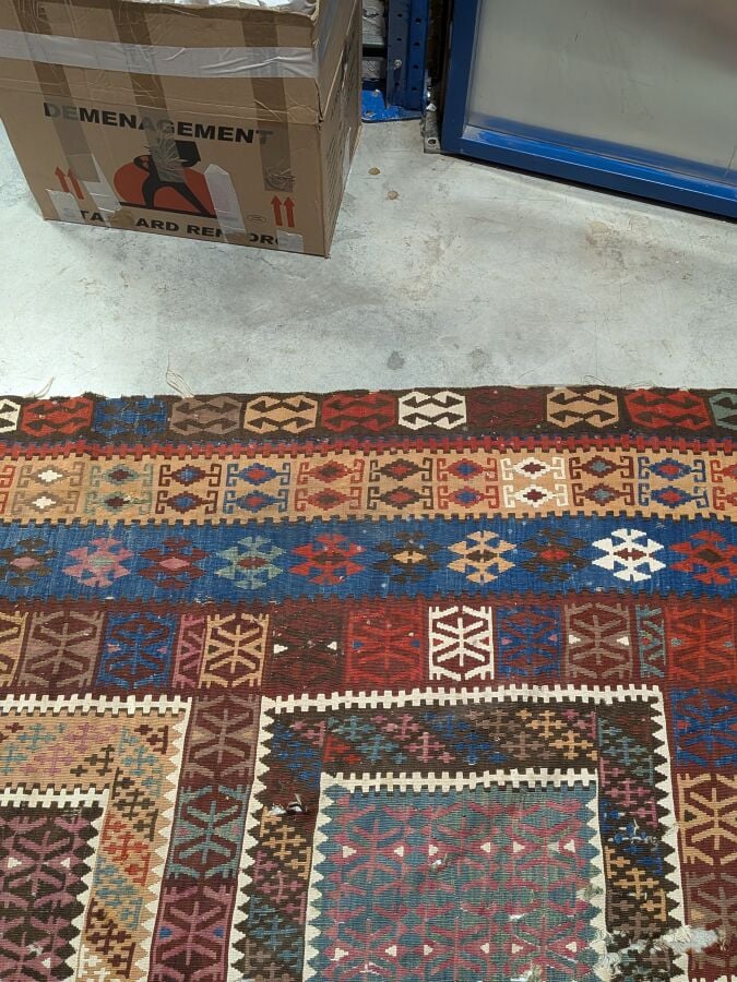 Grand tapis kilim à 5 médaillons rectangulaires centraux à motifs géométriques,…