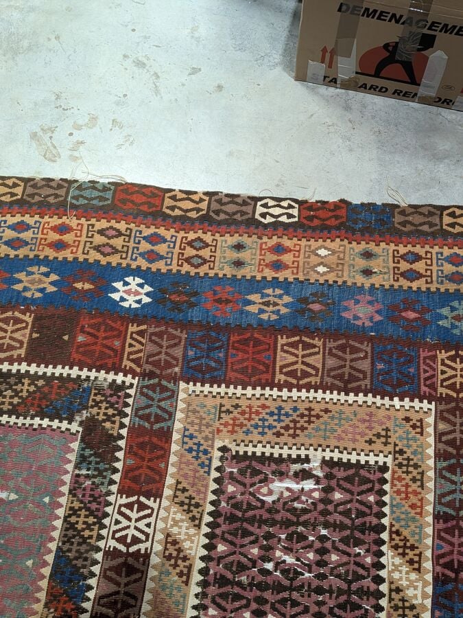 Grand tapis kilim à 5 médaillons rectangulaires centraux à motifs géométriques,…