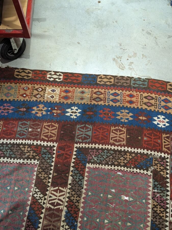 Grand tapis kilim à 5 médaillons rectangulaires centraux à motifs géométriques,…