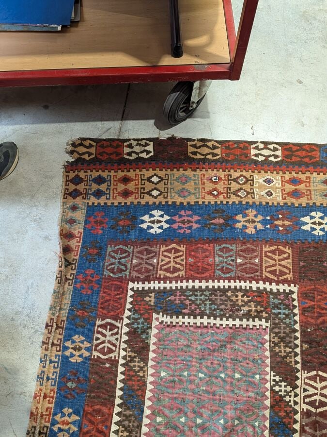 Grand tapis kilim à 5 médaillons rectangulaires centraux à motifs géométriques,…