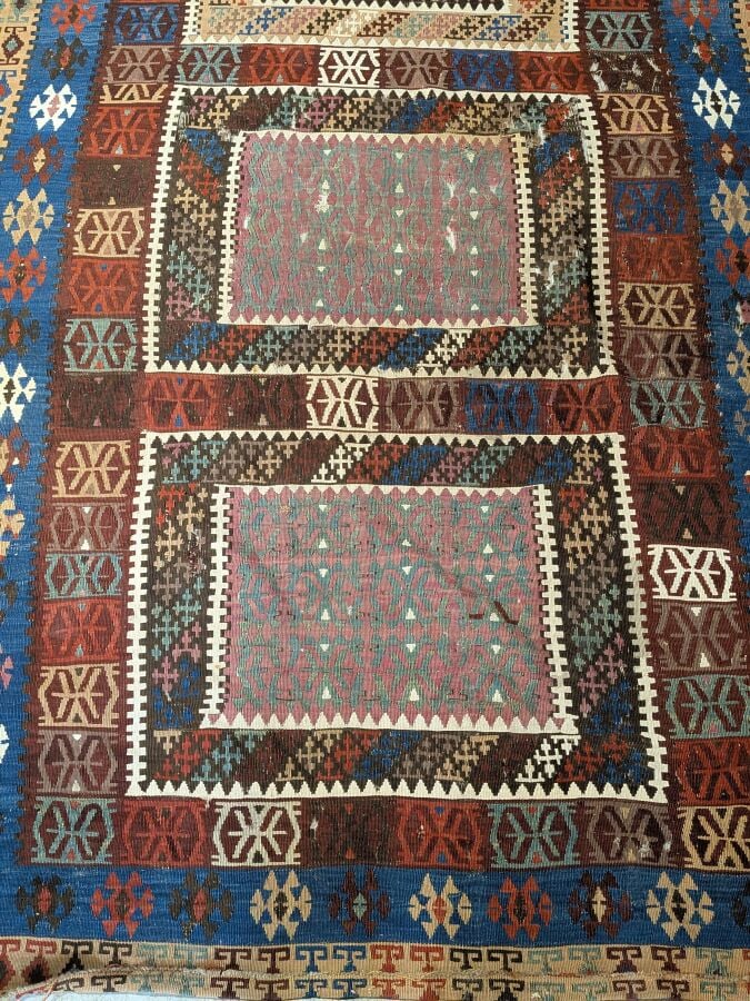 Grand tapis kilim à 5 médaillons rectangulaires centraux à motifs géométriques,…