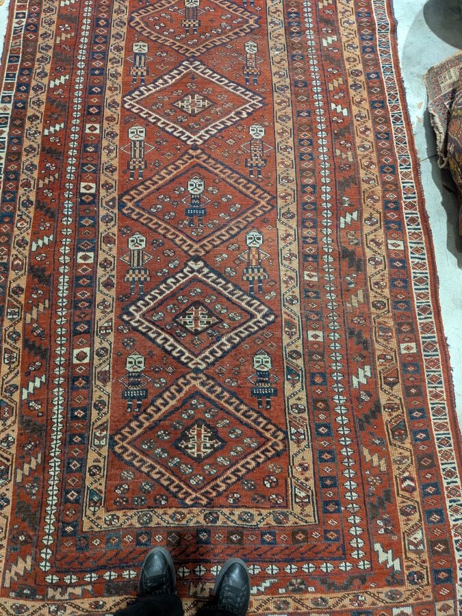 Grand tapis oriental à 6 médaillons losangiques sur fond rouge agrémenté de 13…
