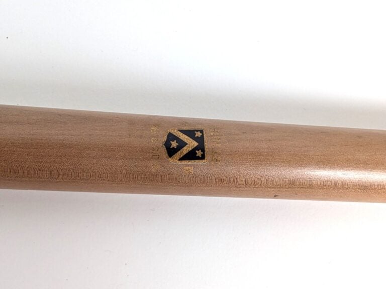 HIOLLE - Queue de billard en bois sculpté de rinceaux feuillagés serti de plaqu…