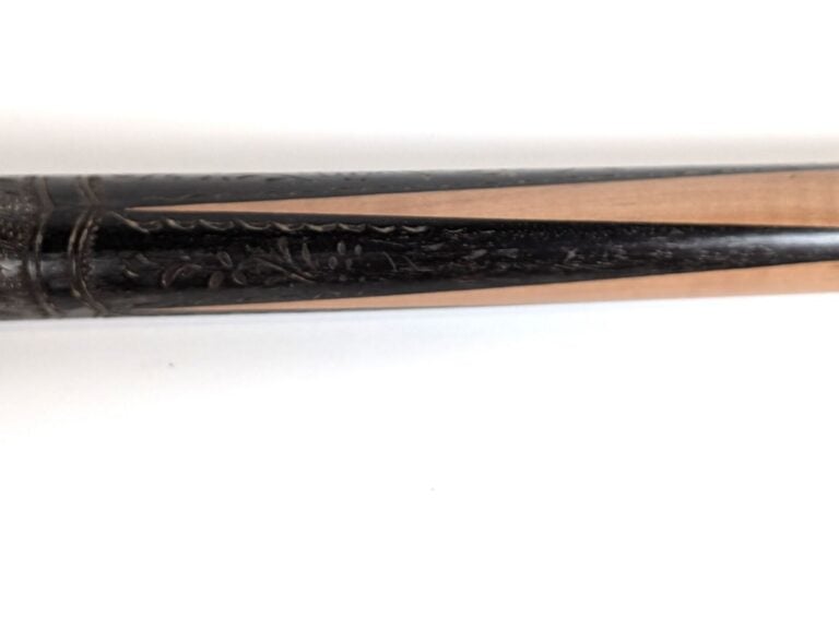 HIOLLE - Queue de billard en bois sculpté de rinceaux feuillagés serti de plaqu…